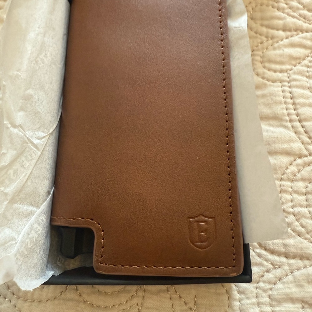 Ekster RFID Leather Wallet – New in Box – Holds 6 Cards